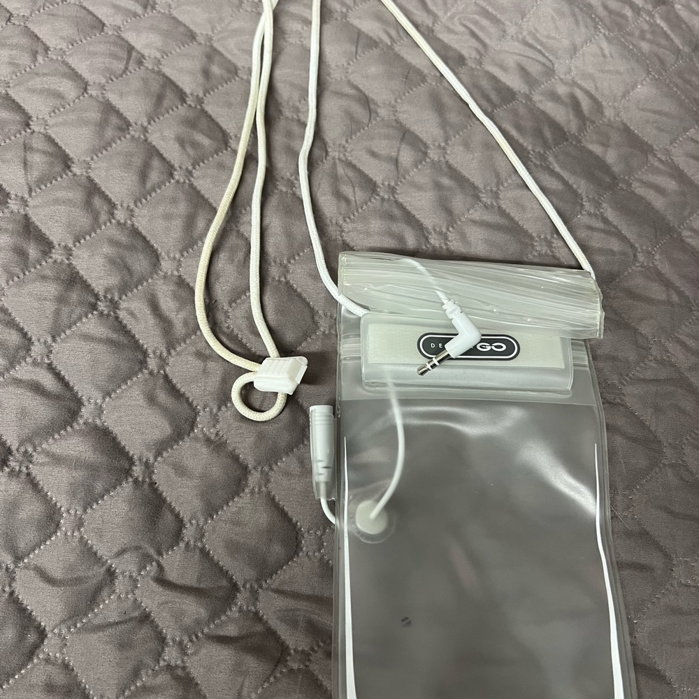 🥰 4/$25- Clear Waterproof Phone Pouch with White Strap